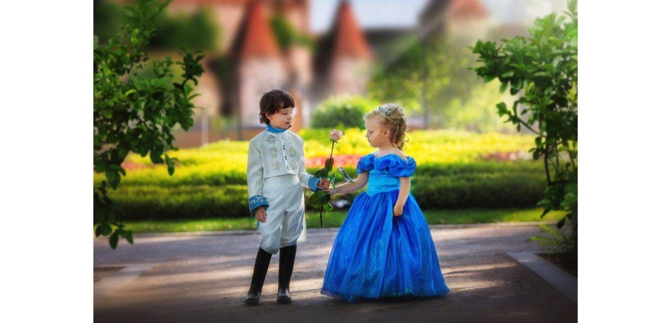 enfants déguisés : prince et princesse de conte de fées