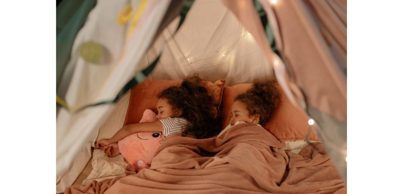 enfants rêvant dans leur lit après l'histoire du soir