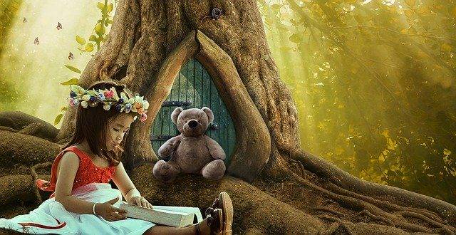 fillette lisant un conte dans une forêt imaginaire