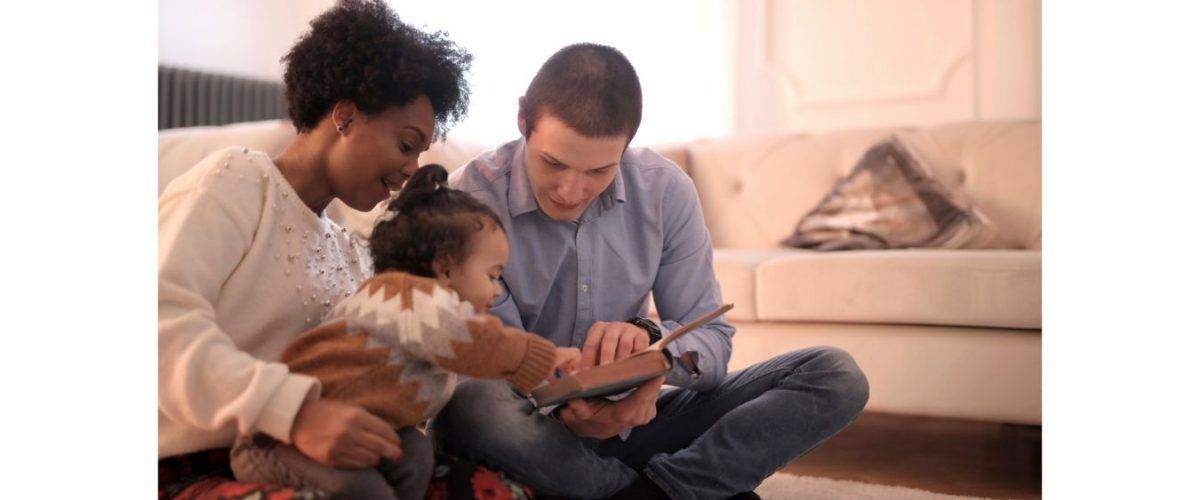 parents lisant une histoire pour enfants à leur fille